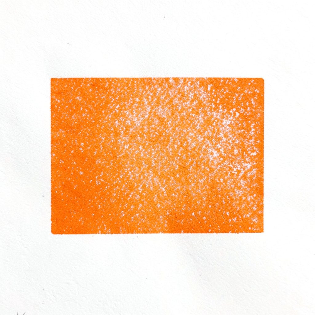 Bản in risograph hai màu đỏ gạch và kem với hình logo trừu tượng phong cách poster